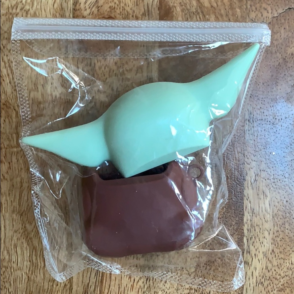 The child/Baby Yoda AirPods charging case - Picture 5 of 5